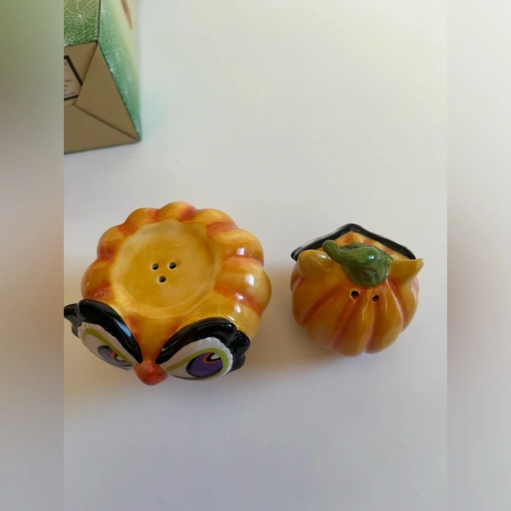 NIB Cracker Barrel Fall Halloween Salt & Pepper Cat & Owl Pumpkin, Stackable